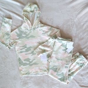 NWT 2 piece sweat outfit (little girls)